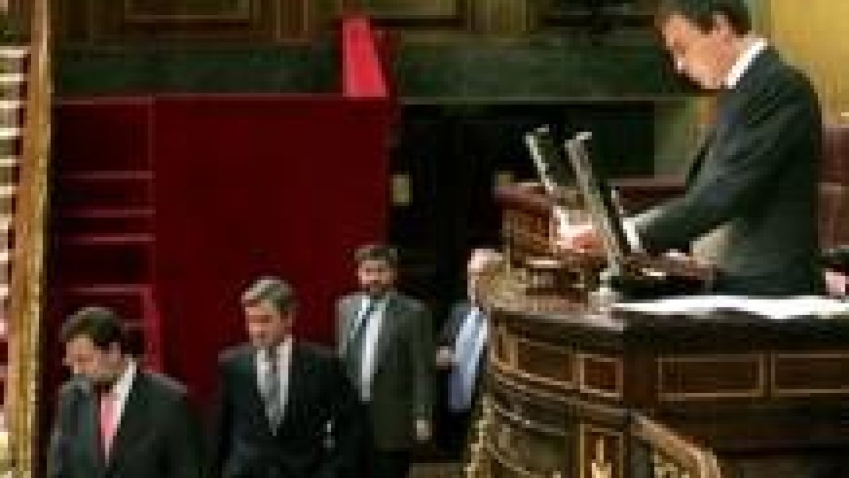 Rajoy y Acebes entran en el Parlamento mientras interviene Zapatero