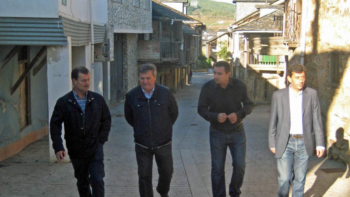 Velasco, Valcarce, Blanco y González, paseando ayer por la calle Real de Santalla.