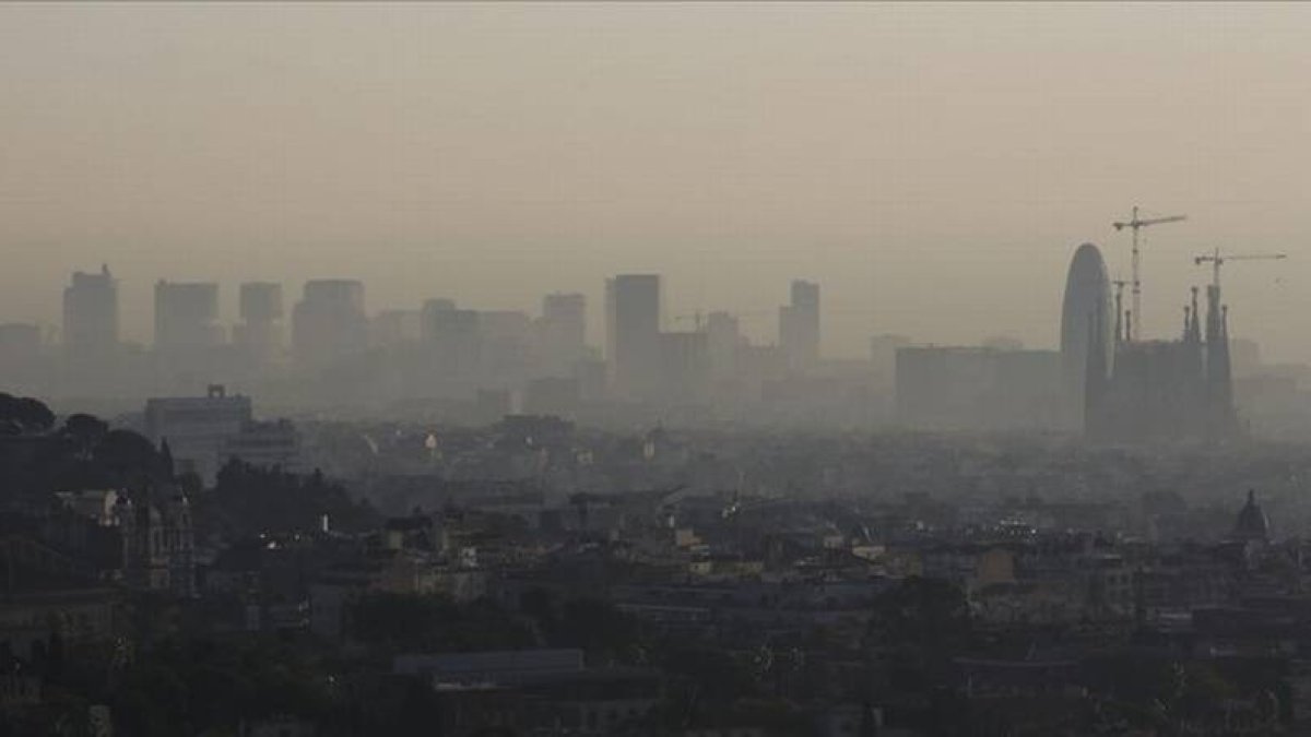 Vista de la contaminación sobre Barcelona desde la carretera de las Aigües, el pasado diciembre.