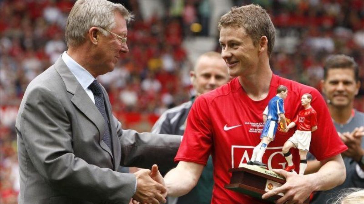 Ole Gunnar Solskjaer y Sir Alex Ferguson, en el homenaje al exfutbolista, hoy nuevo entrenador del Manchester United, en el 2008.