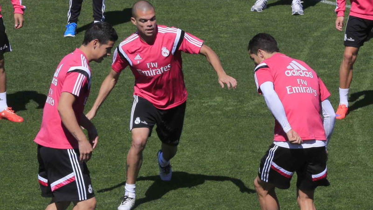 Pepe, en el centro, renovó su contrato con el club merengue hasta el 2017.