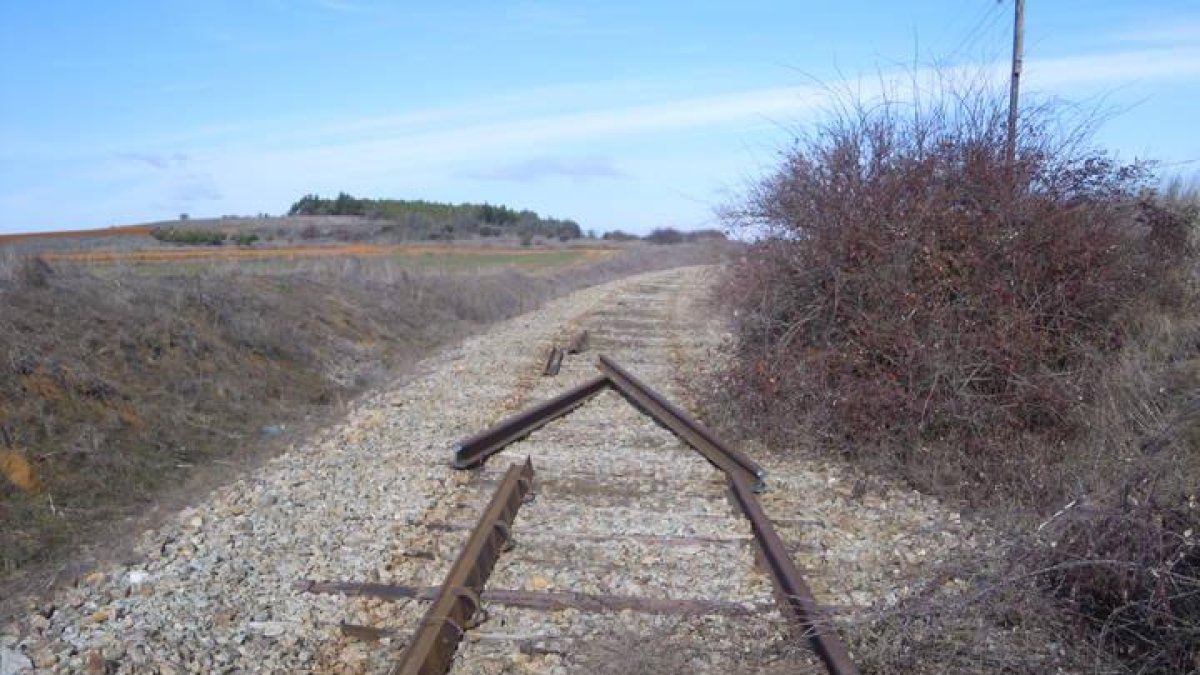 Estado de la vía férrea de la Ruta de la Plata a su paso por Astorga, expoliada.
