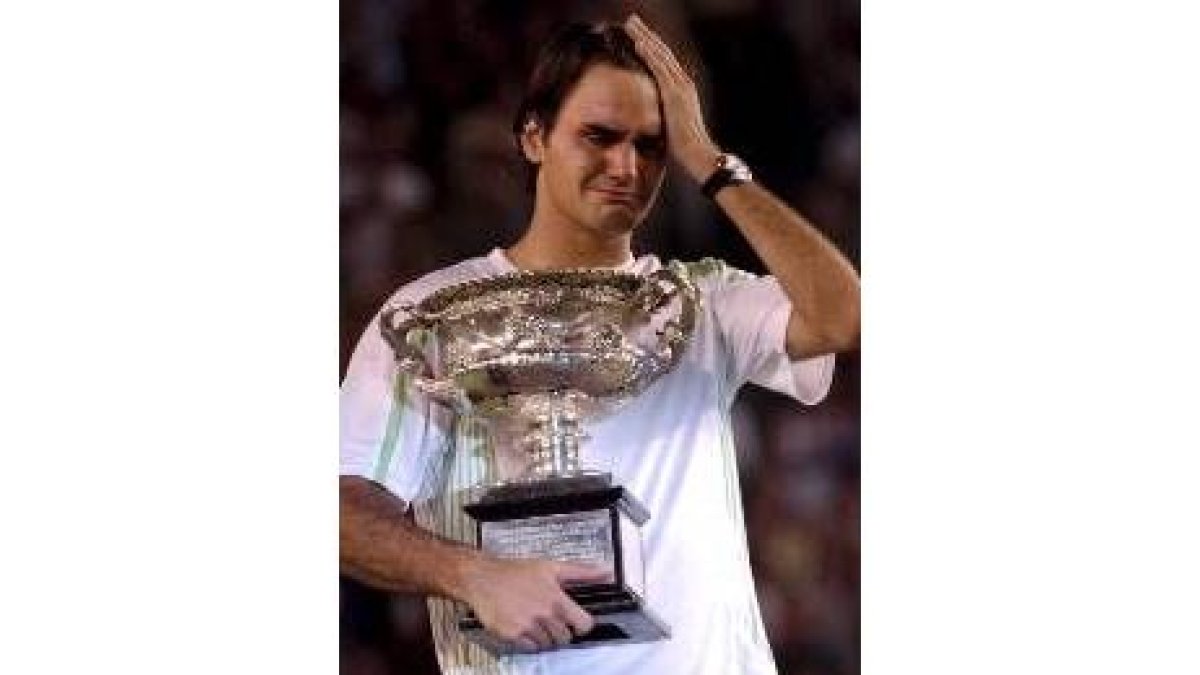 Federer no pudo contener las lágrimas al recibir el trofeo de Rod Laver
