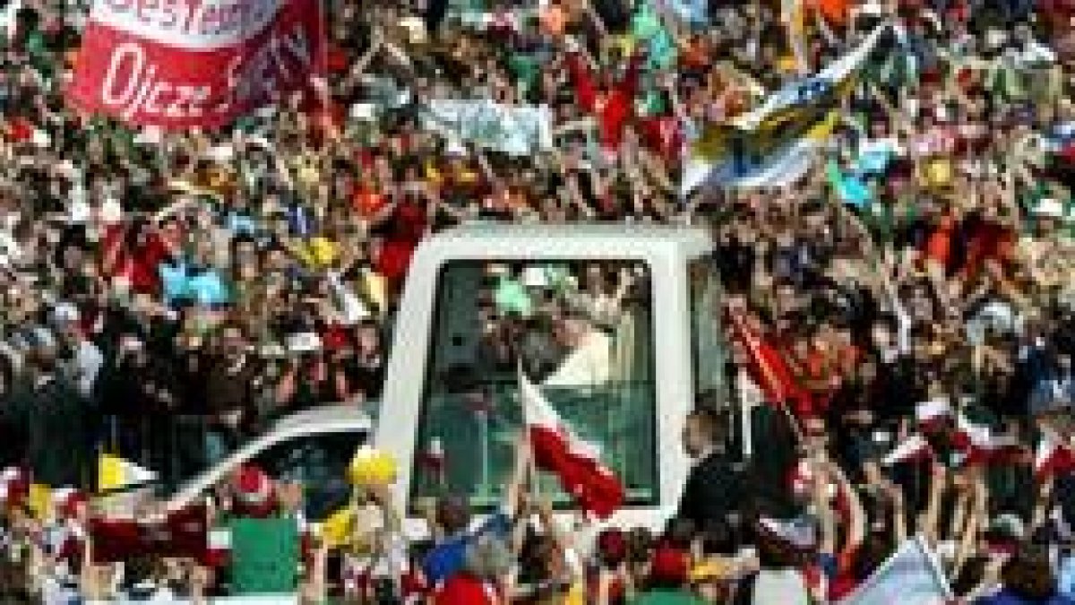 Juan Pablo II llega ayer en el «papamóvil» a la plaza de Berna