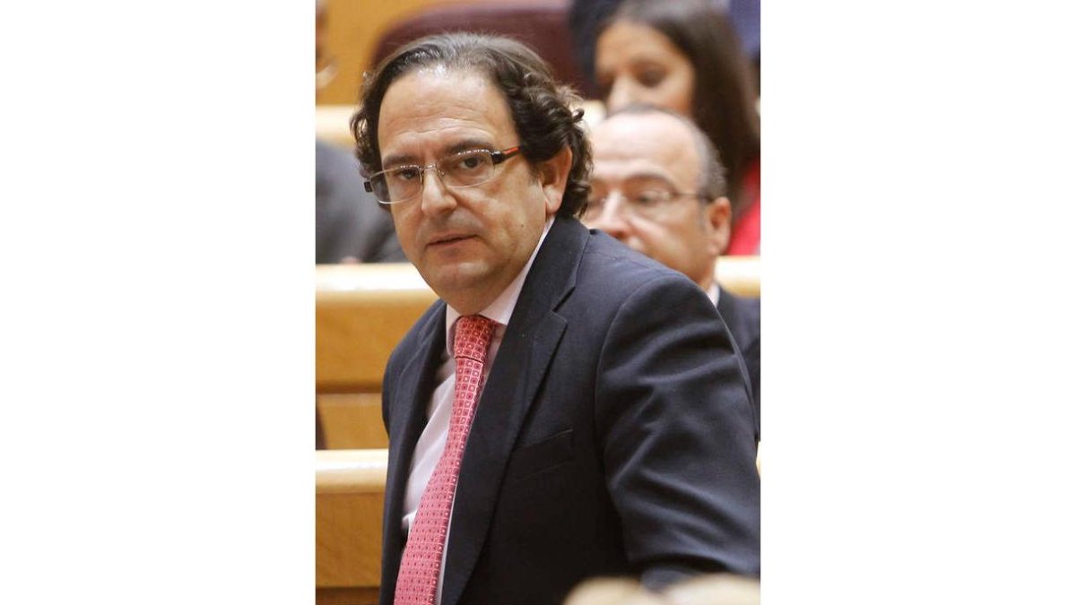 Luis Aznar, en la sesión de ayer en el Senado.