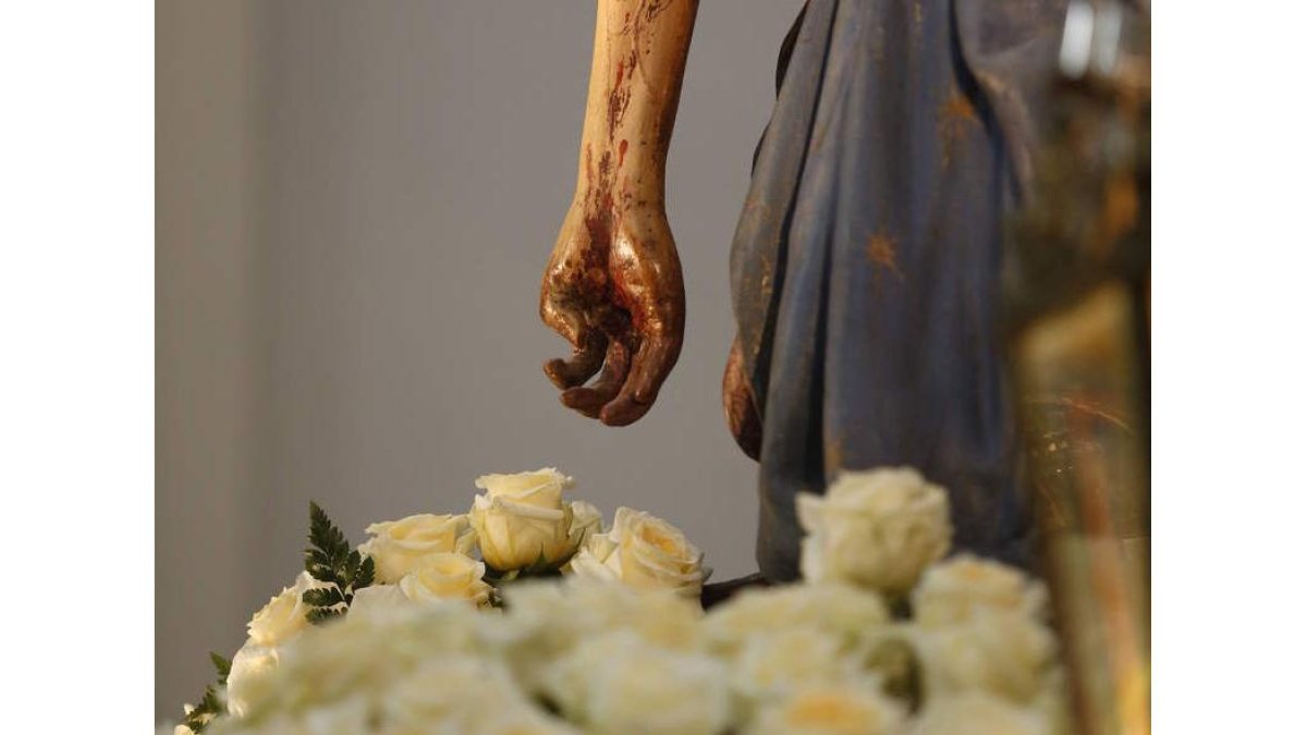Cuenta la leyenda que en 1734 el Cristo que yace sobre la Virgen del Mercado apareció con tres dedos de la mano rotos, pero al ir a repararlo vieron que estaba intacto.