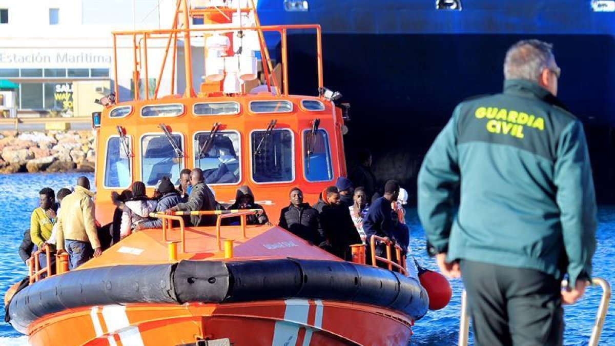 Salvamento Marítimo ha rescatado hoy a 157 inmigrantes a bordo de siete pateras en el Estrecho, que han sido trasladados al Puerto de Tarifa