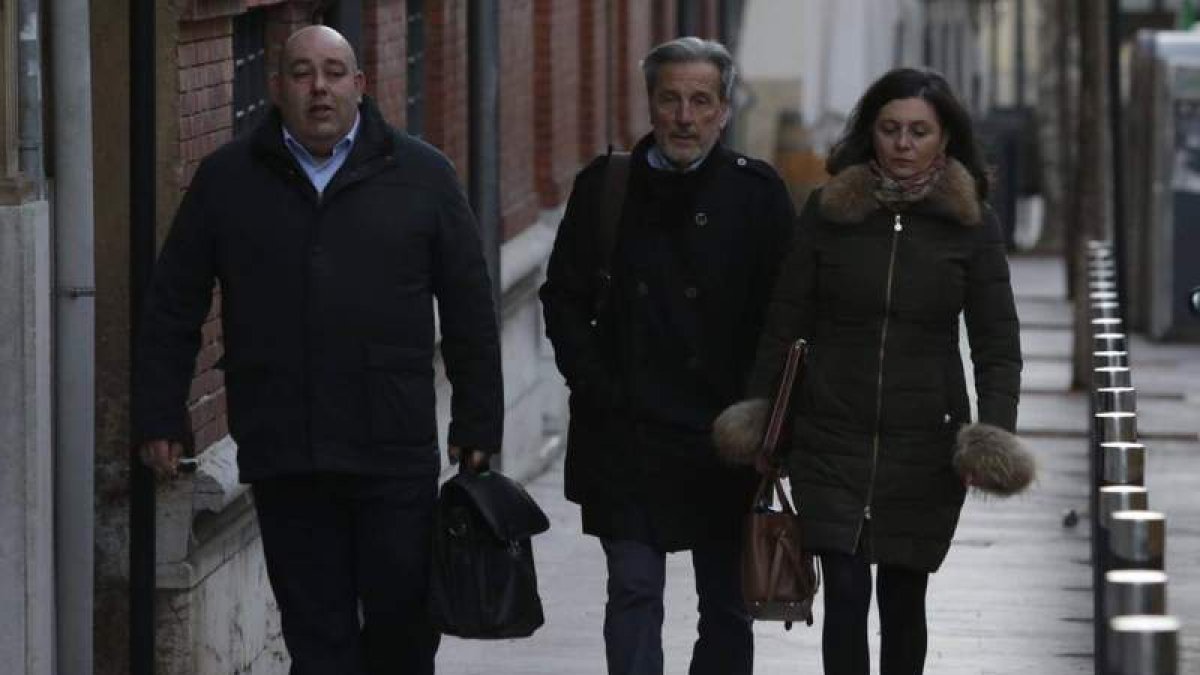 Muñoz, a su llegada a la Audiencia junto a su equipo de abogados. FERNANDO OTERO