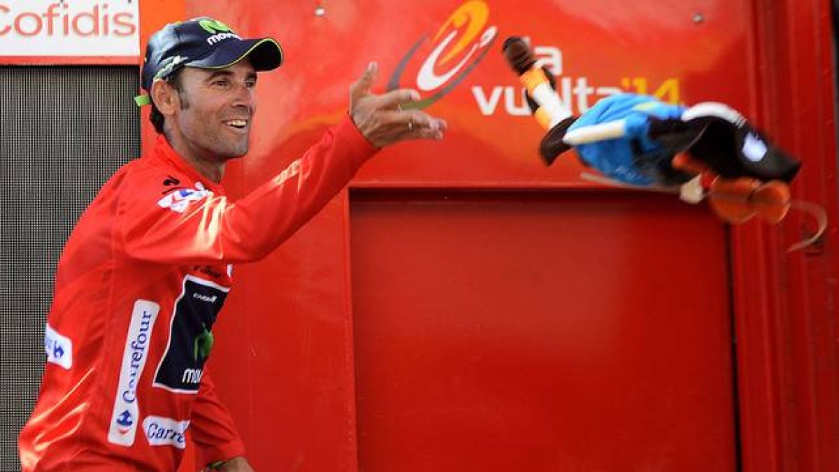 Alejandro Valverde lanza al público un peluche de la mascota de la Vuelta tras vestirse de líder en San Fernando.