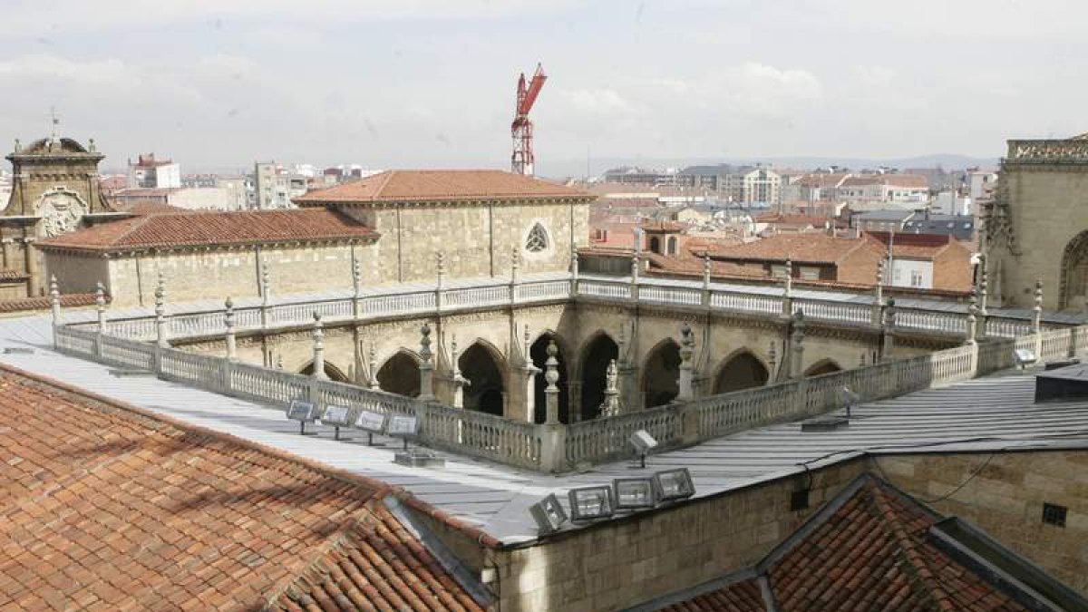 Detalle del claustro de la Catedral de León, cuyos pináculos serán restaurados en septiembre, financiados por el Cabildo y la Diputación