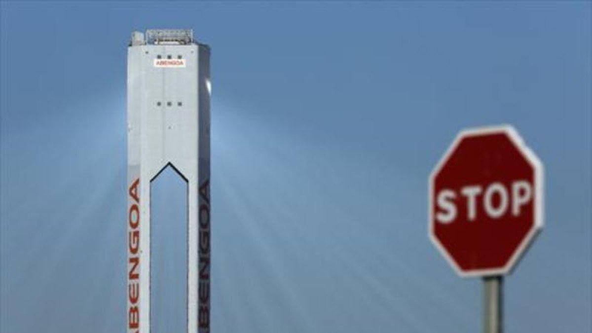 Planta solar de Abengoa cerca de Sevilla, el año pasado.