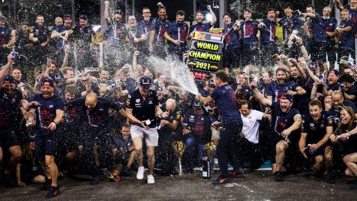 La celebración del primer título de campeón del mundo de Max Verstappen con su equipo en el que se encuentra Óscar. HONDA RACING F1