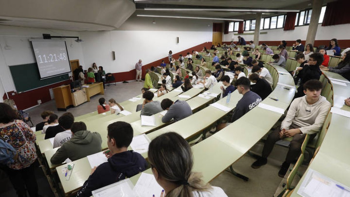 Exámenes de la Ebau en el campus de Vegazana de la Univerisdad de León. FERNANDO OTERO