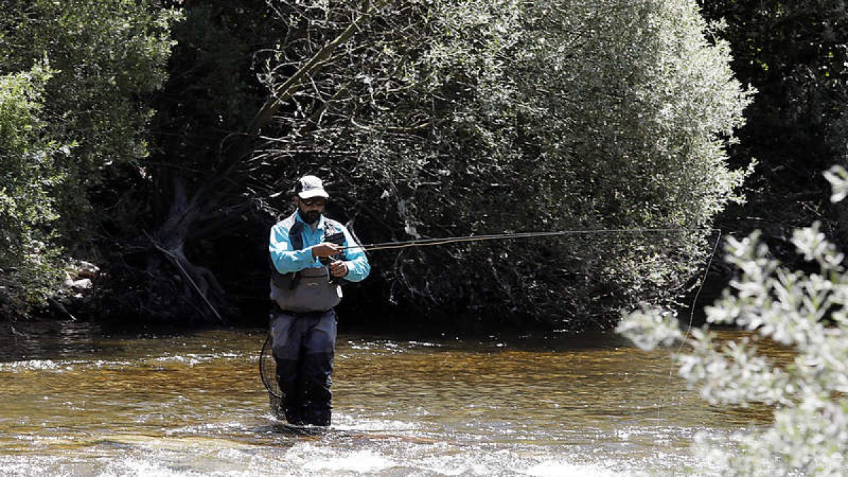 Las aguas del río Órbigo son de las más demandadas como escenario para la pesca. MARCIANO PÉREZ
