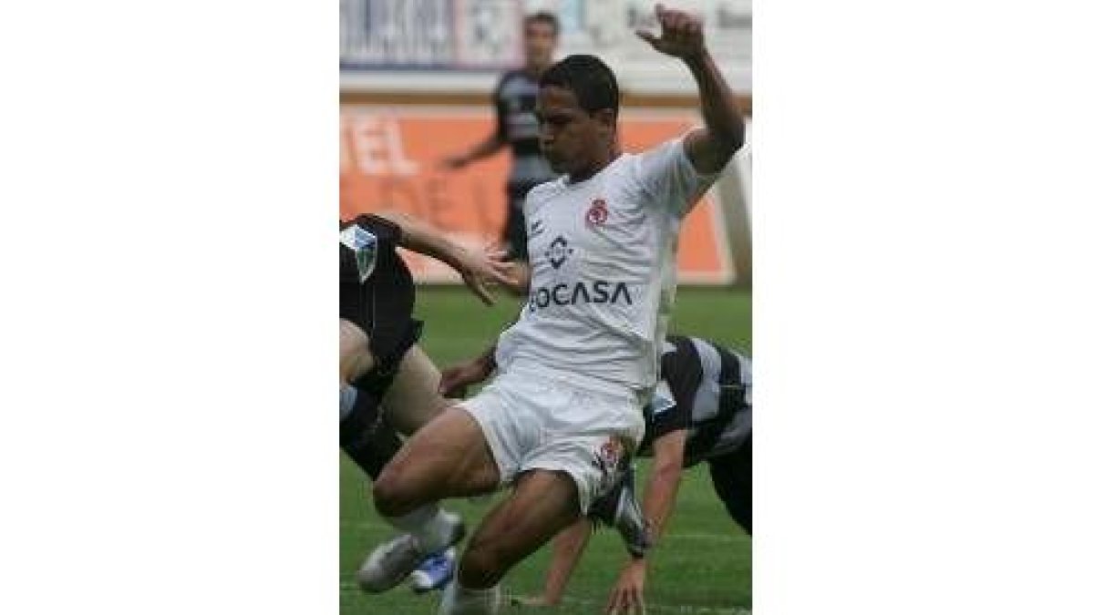El delantero brasileño volvió a marcar en su campo talismán, ante el Logroñés CF, en Las Gaunas