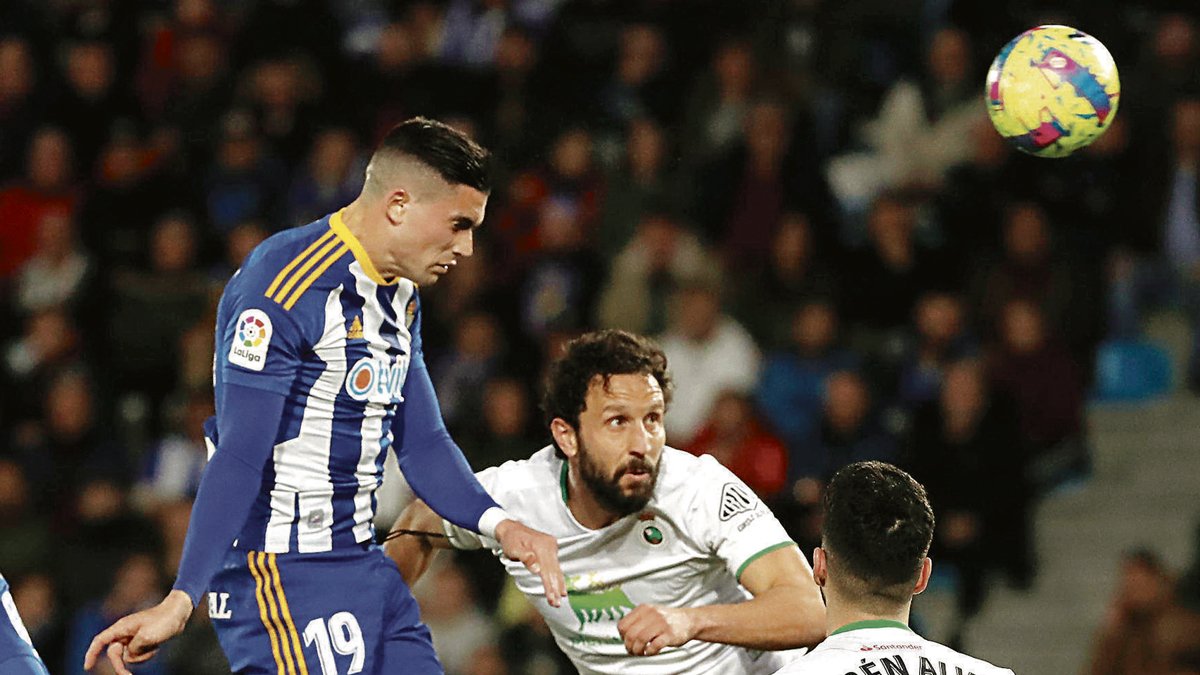 Edu Espiau, novedad en el once de Gallego, adelantó a la Deportiva con este certero cabezazo y tuvo el 2-0 en sus botas, pero el poste se interpuso en su camino. L. DE LA MATA