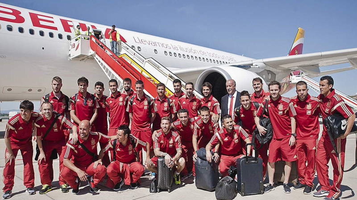 Los internacionales españoles delante del avión que ayer los trasladó a Washington.