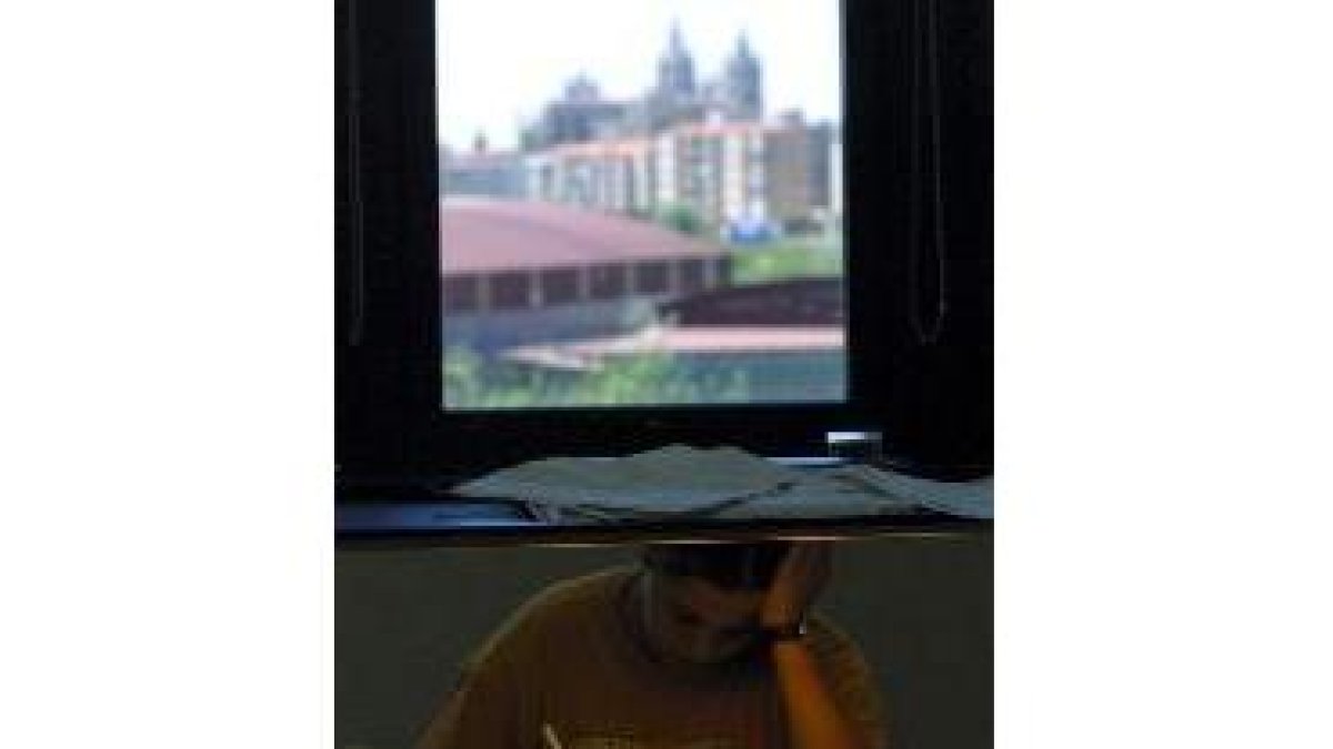 En la imagen, un alumno de la Universidad de León estudiando