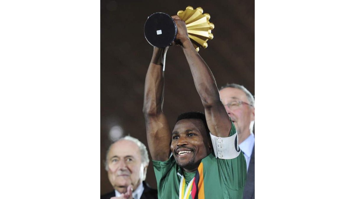El jugador de Zambia Christopher Katongo levanta el trofeo.
