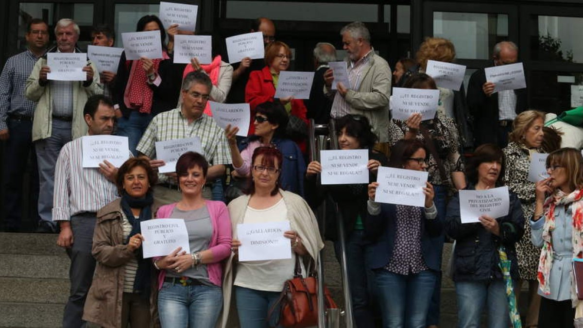 Un grupo de trabajadores de los juzgados de León volvieron a concentrarse en contra de la reforma de Gallardón.