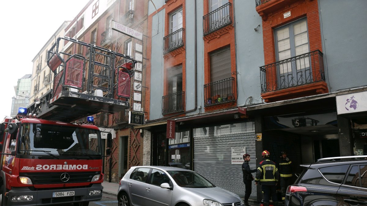 Los bomberos, en la vivienda de Julio del Campo en la que se desató el incendio. FERNANDO OTERO