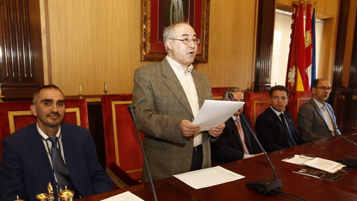 Ángel Yugueros, de los libreros, José Luis Puerto; el alcalde; Alfredo Fernández, de Banco Herrero, y Teodoro Martínez, del ILC.
