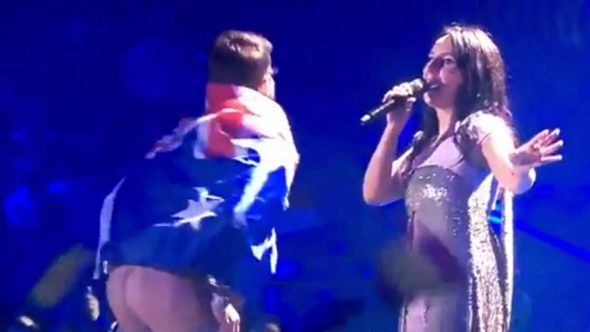 El 'eurofan' con la bandera australiana que ha saltado al escenario de Eurovisión y ha enseñado el culo.