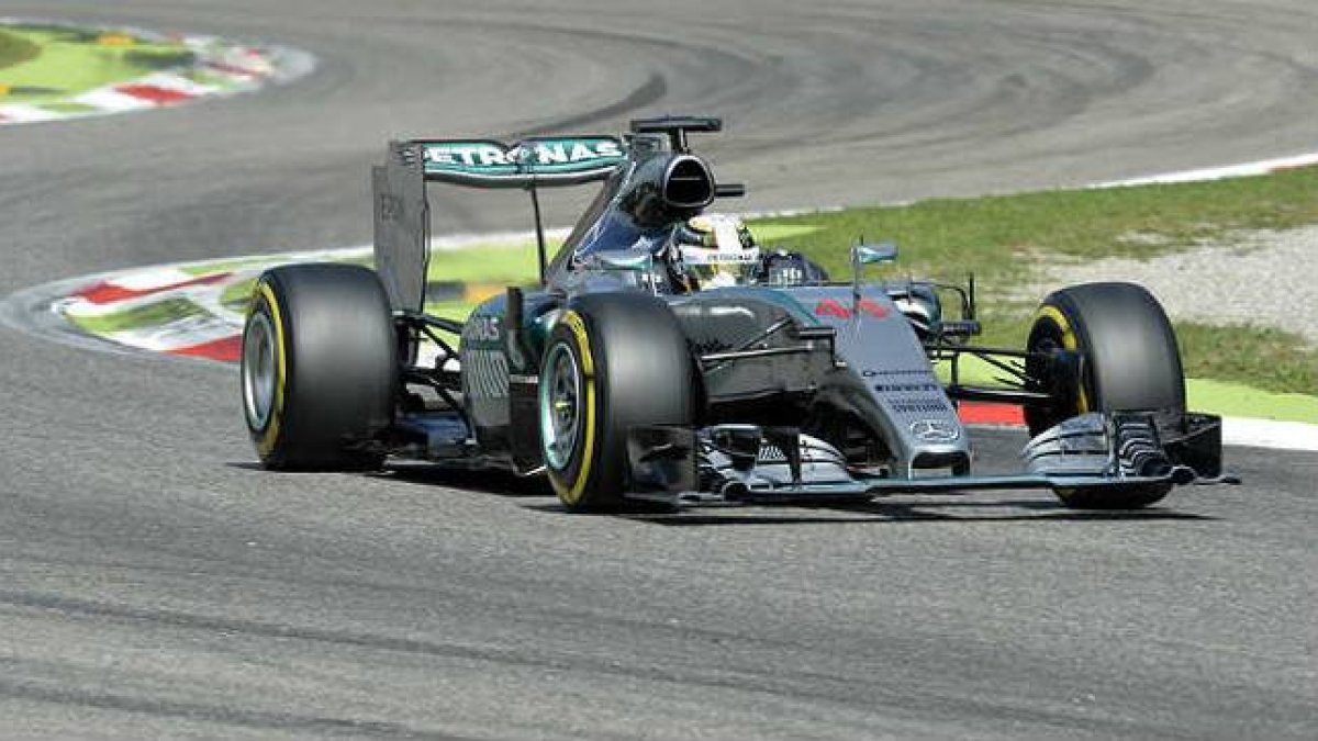 Lewis Hamilton pilotando en Monza.