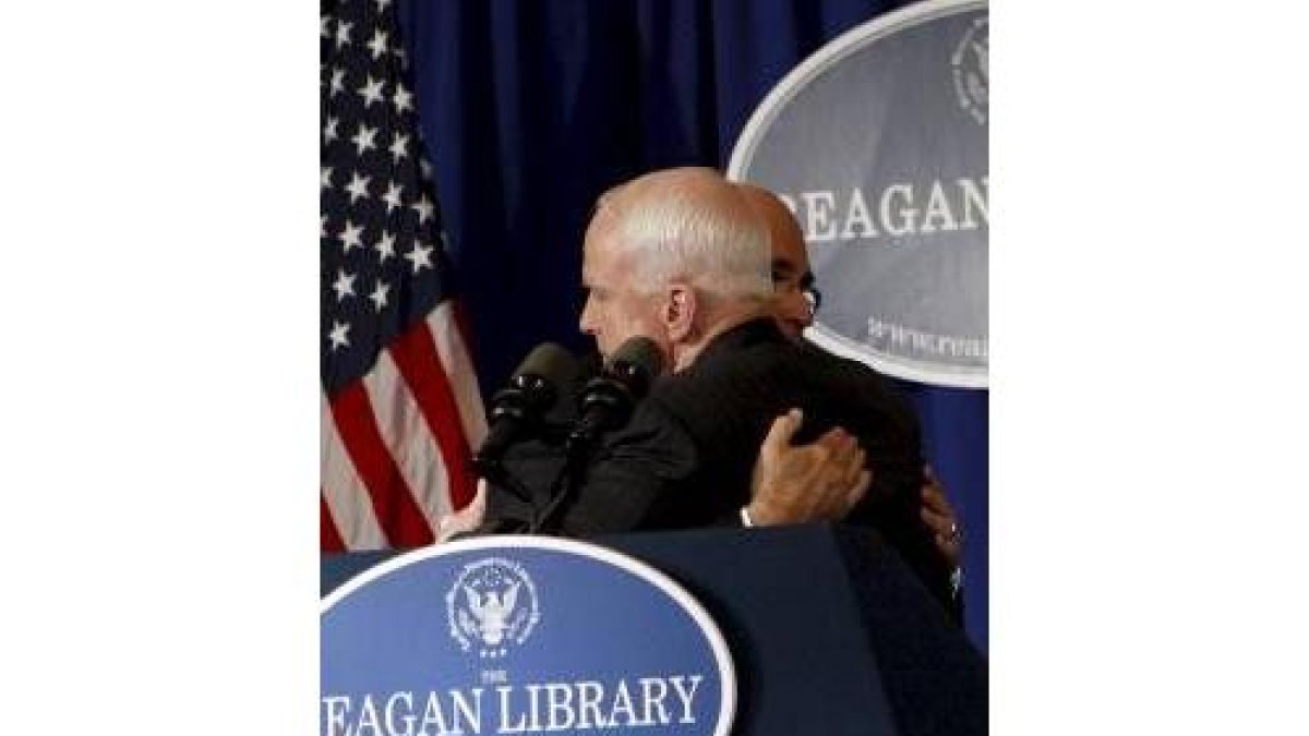 Giuliani abraza a McCain tras anunciar su retirada y su posterior apoyo