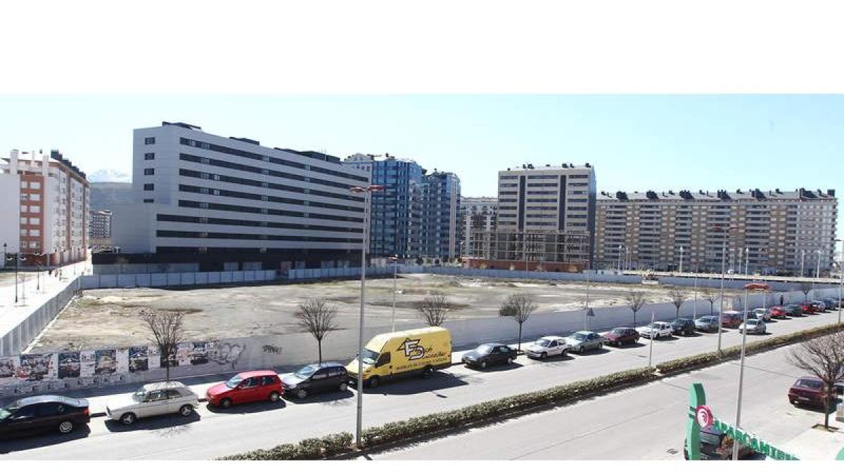 Imagen de la parcela de 10.000 metros cuadrados que Ponferrada cede para la construcción del centro residencial.