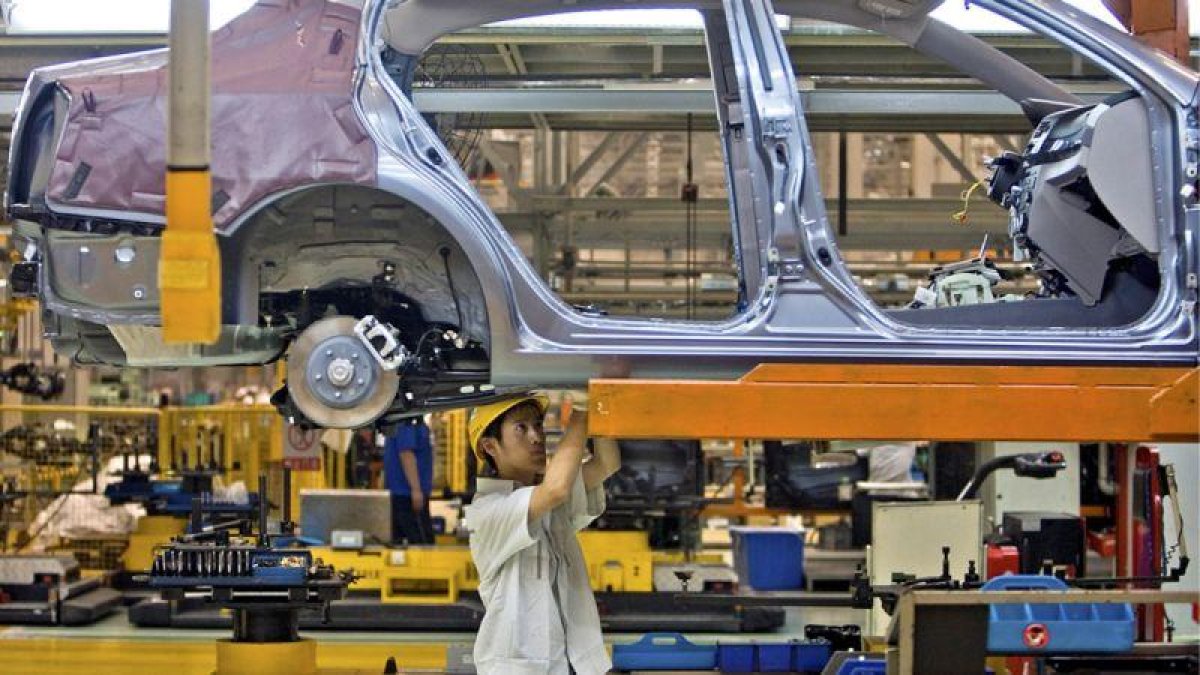 Un coche pasa por la línea de producción de la planta de First Automobile Works (FAW) en China.