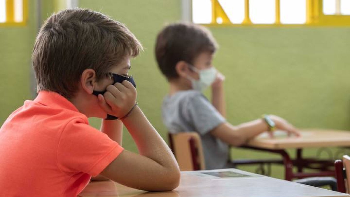 Niños se protegen contra el ciovid con mascarillas durante una clase. MARCIAL GUILLÉN