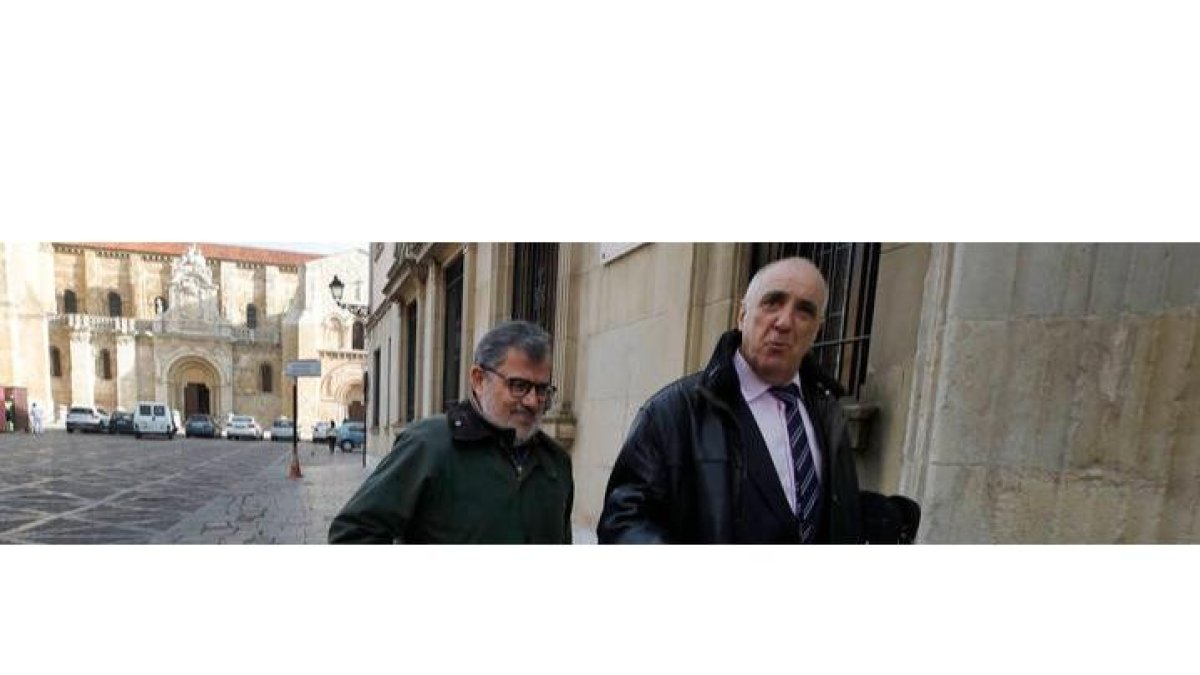 Victorino Alonso y su abogado entran en la Audiencia Provincial, donde han perdido la última batalla judicial. RAMIRO