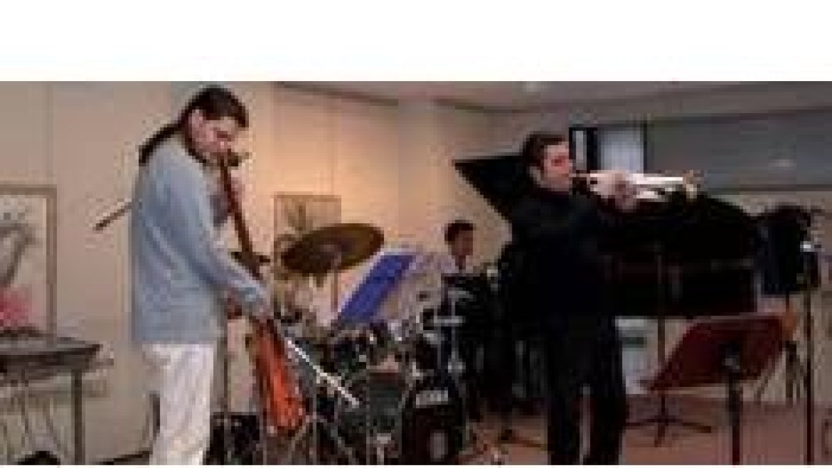 Los componentes de la orquesta de jazz Amarillo Brillo, de la capital leonesa, durante su actuación