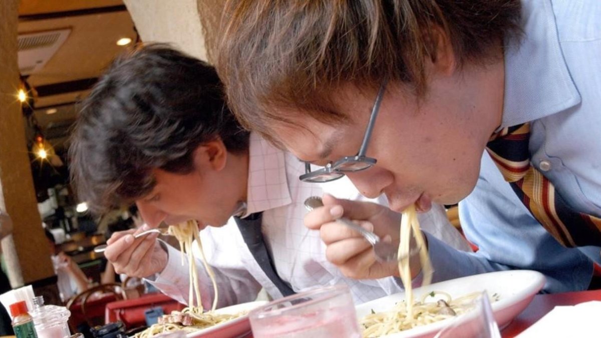 Hombres comen en un restaurante