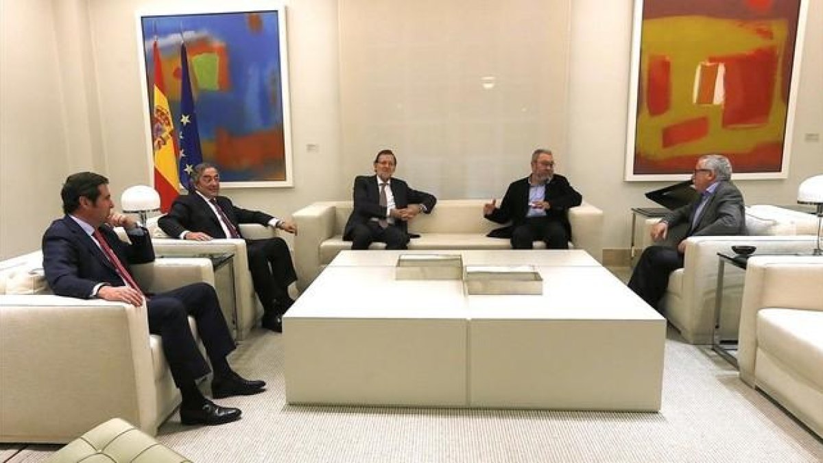 Antonio Garamendi, Juan Rosell, Cándido Méndez e Ignacio Fernández Toxo, durante una reunión en la Moncloa con Rajoy el pasado 4 de noviembre.