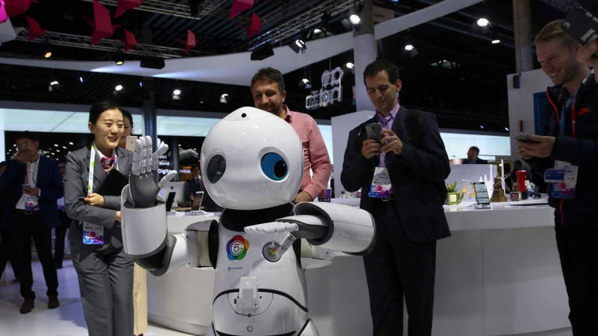 Un robot, ayer, en el Mobile World Congress. TONY ALBIR