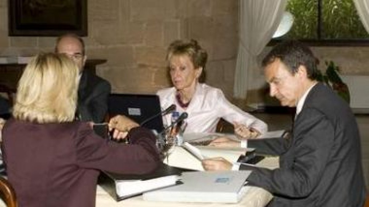Zapatero y los tres vicepresidentes, en el inicio del Consejo de Ministros en Mallorca.