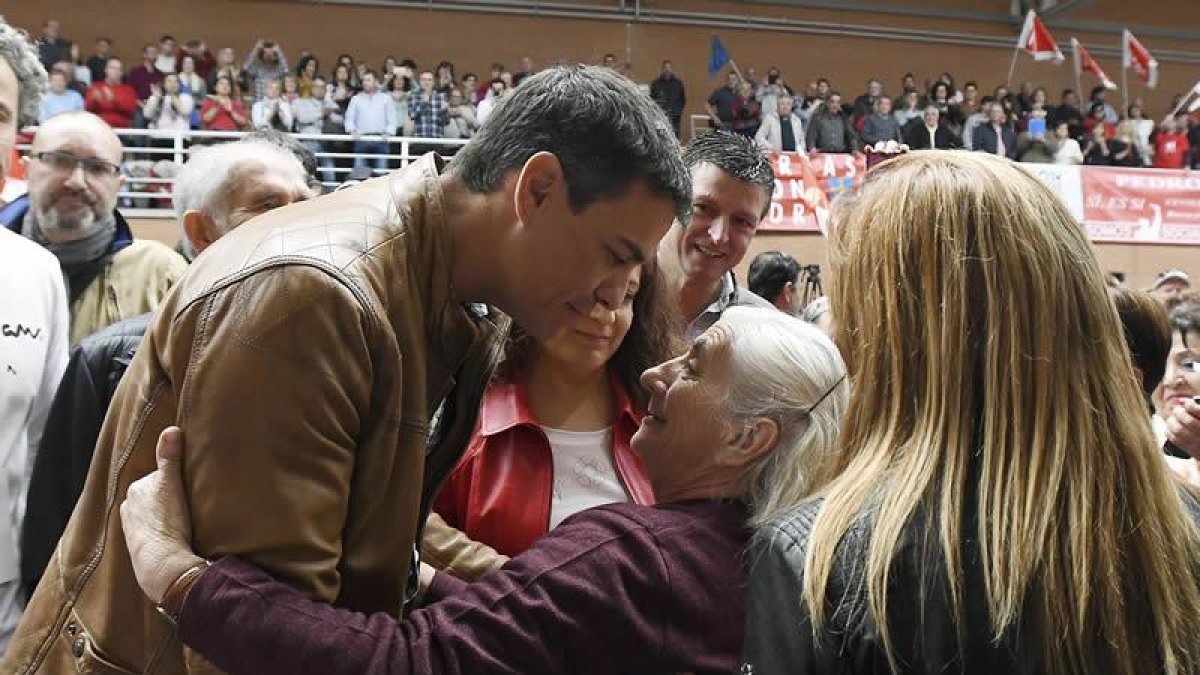 Pedro Sánchez saluda a una simpatizante durante el acto que ha tenido lugar hoy en el Polígono La Torre de la capital.