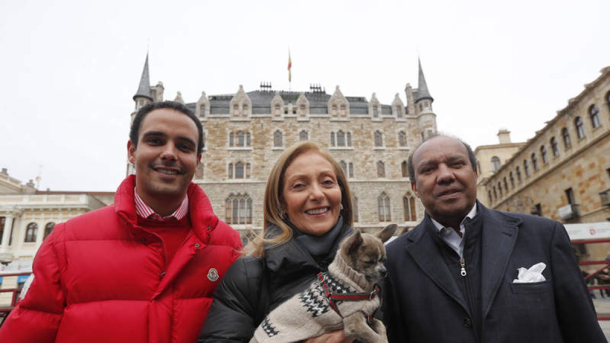 Khaled, Ana María, con su perro Grey, y Idris Al Senussi, príncipe de Libia. JESÚS F. SALVADORES