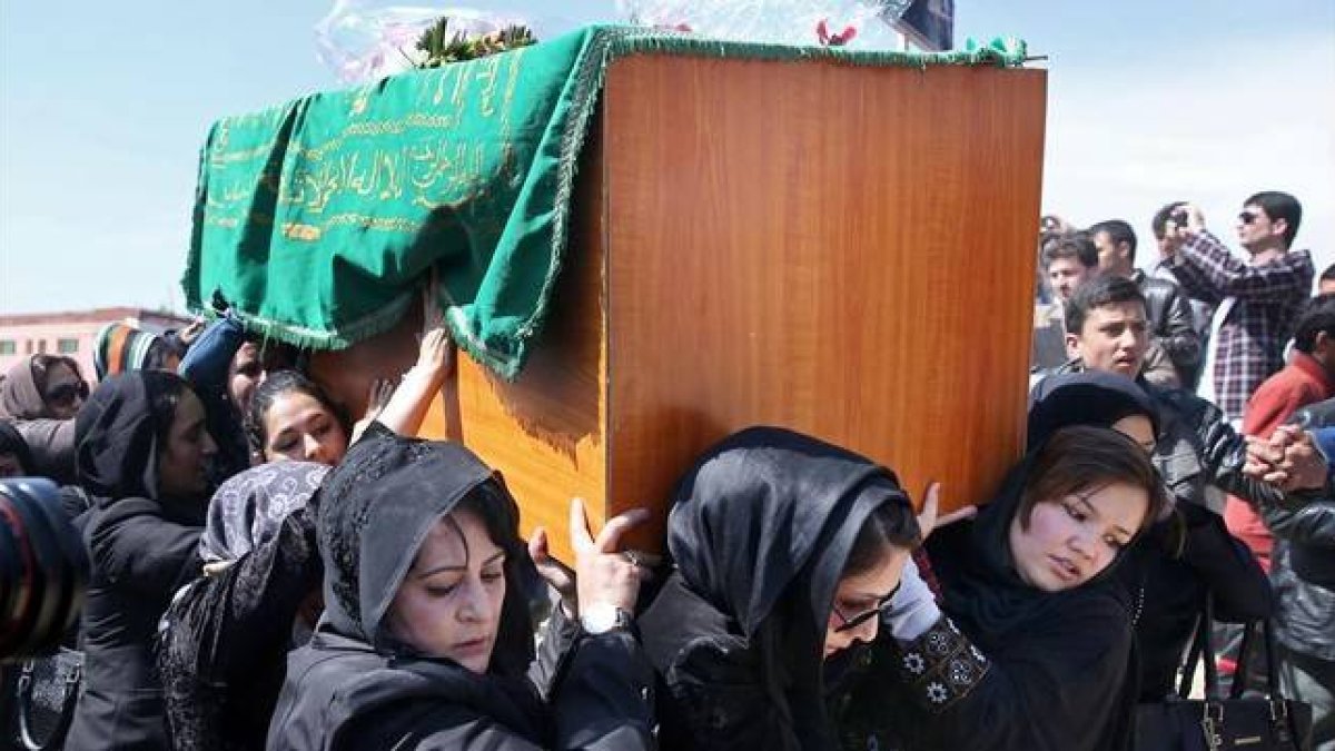 Un grupo de mujeres cargan con el féretro de la joven asesinada en Kabul, el 24 de marzo.