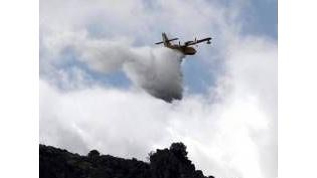 Un avión trata de sofocar el incendio en la localidad de Aldeadávila