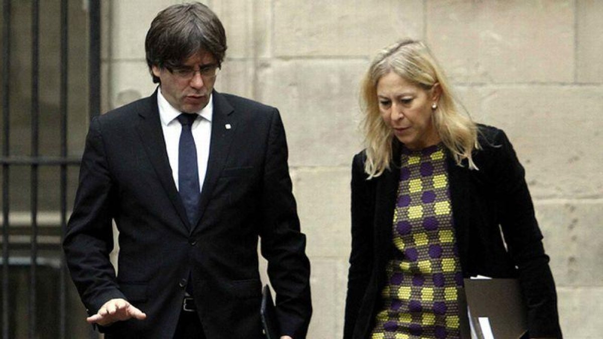 Mientras se reunían Puigdemont y Munté con el Govern, funcionarios del TSJC notificaban en el Parlament el procesamiento a Forcadell.