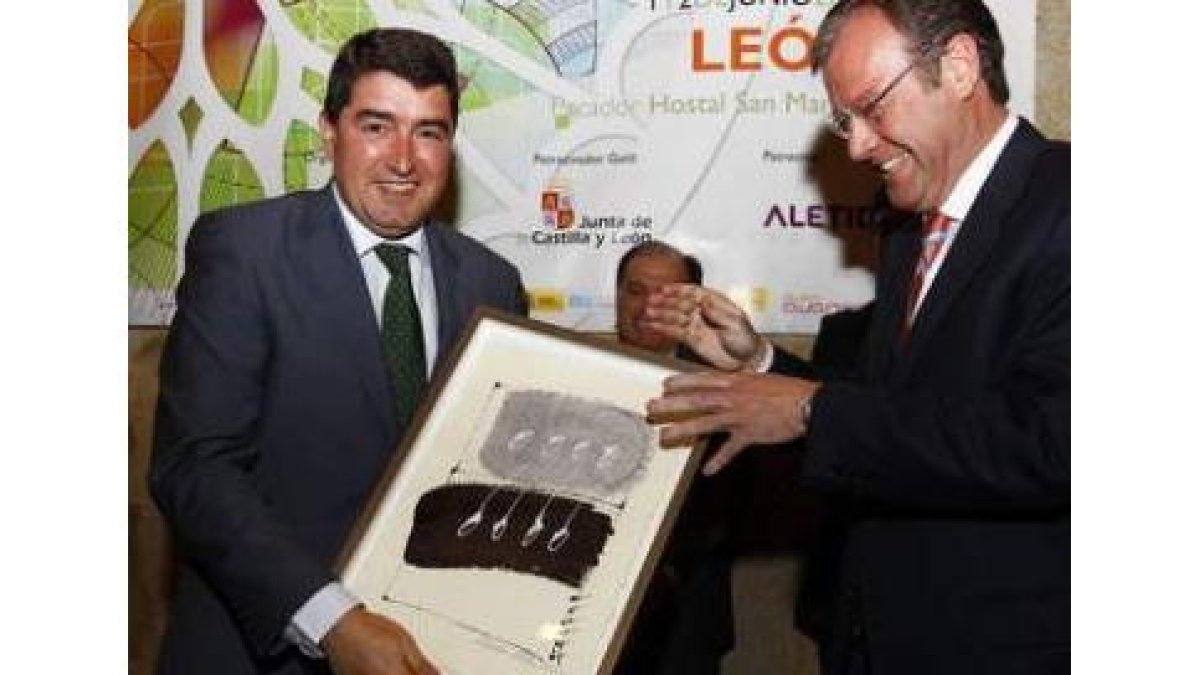 Pablo R. Lago, Tomás Villanueva y Antonio Silván, en el momento de la entrega del premio.