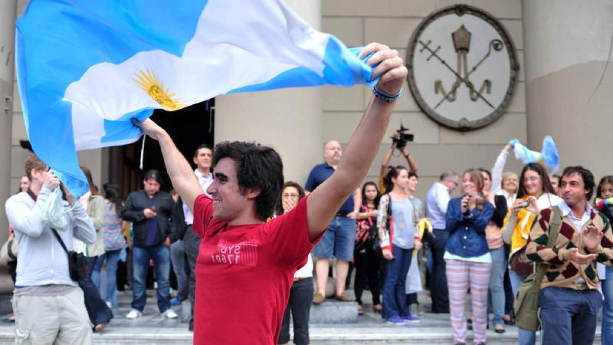 Explosión de alegría en las calles de Buenos Aires tras anunciarse el nuevo Papa