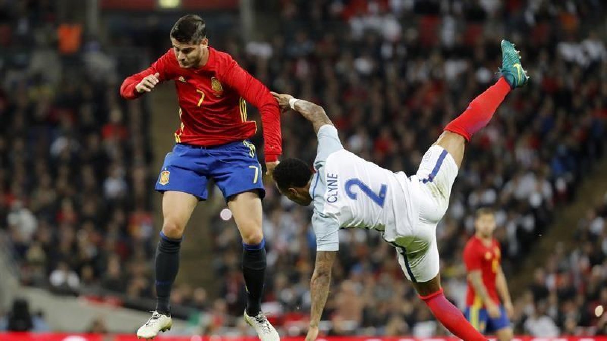 Álvaro Morata disputa un balón ante el defensa de la selección de Inglaterra Nathaniel Clyne.