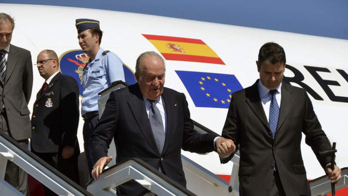 El rey Juan Carlos desciende de un avión oficial. ROLAND PUJOL