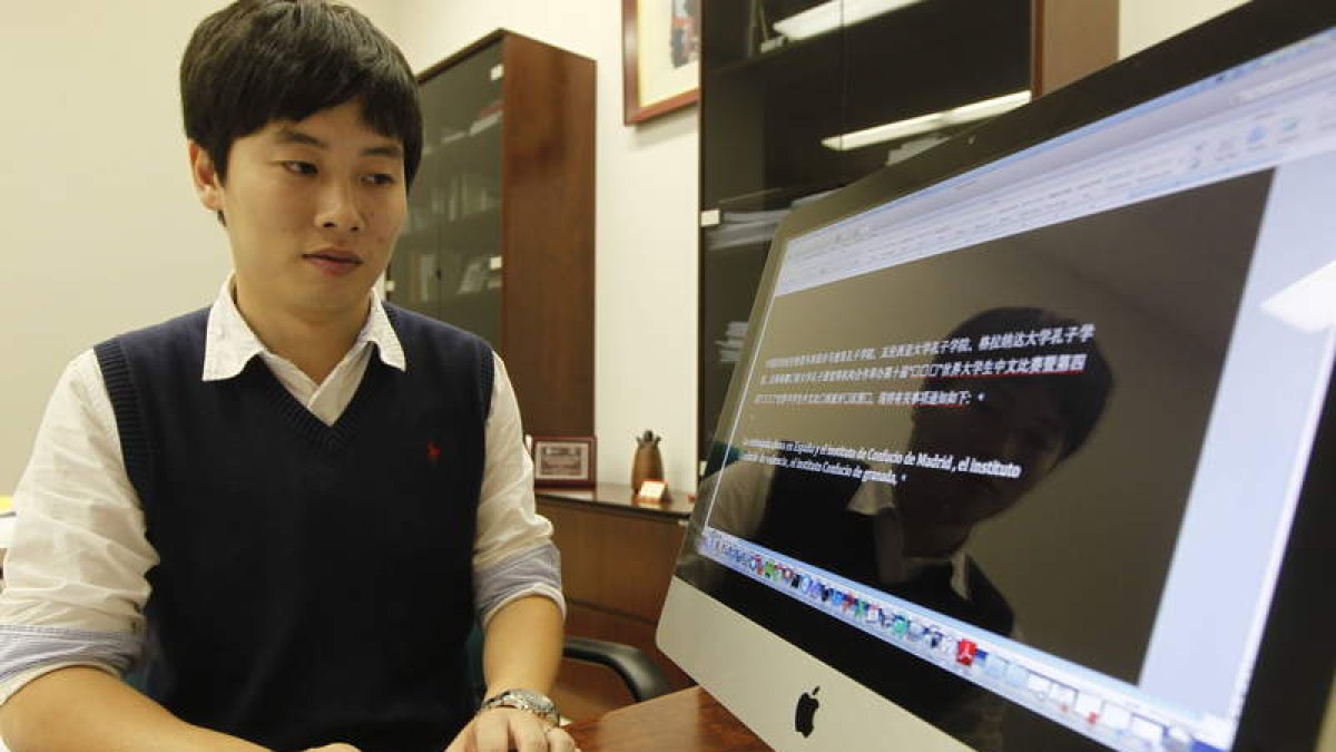 Un investigador de una universidad china en un trabajo común con la Universidad de León