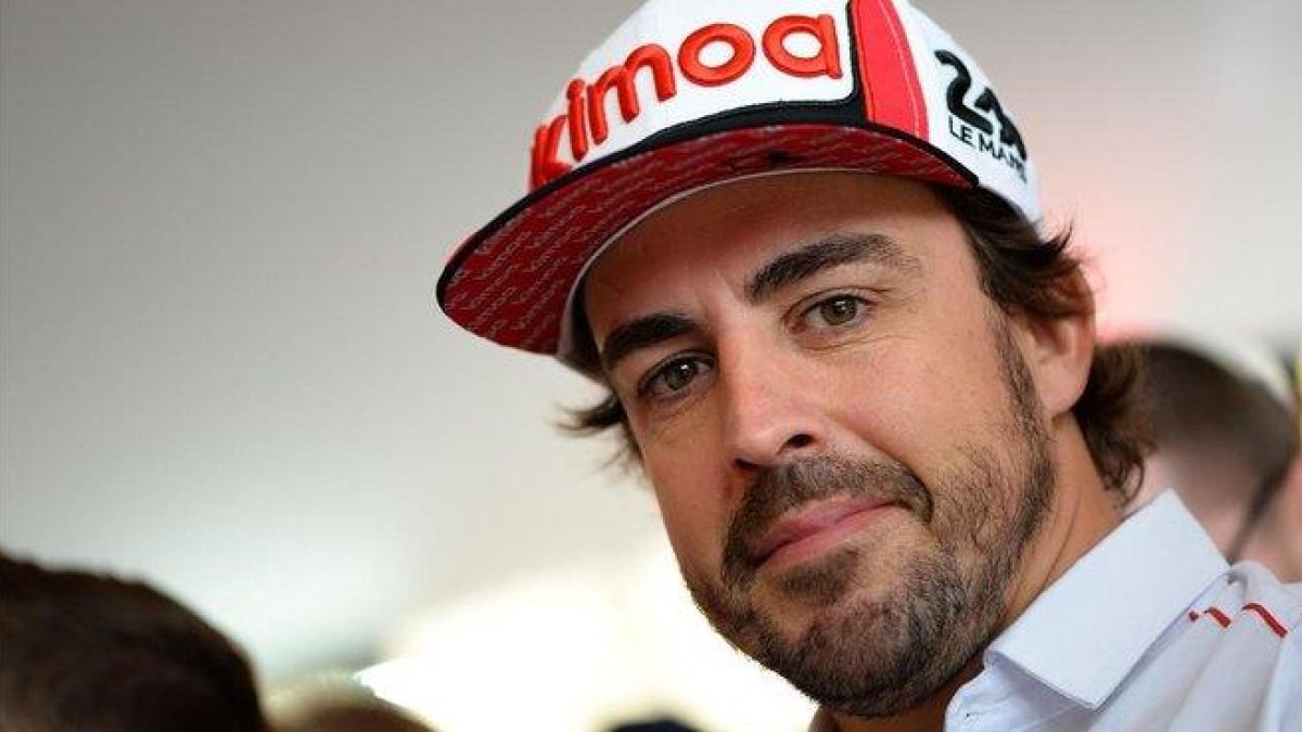Fernando Alonso, hoy, durante el paseo por Le Mans de los participantes en las 24 Horas.