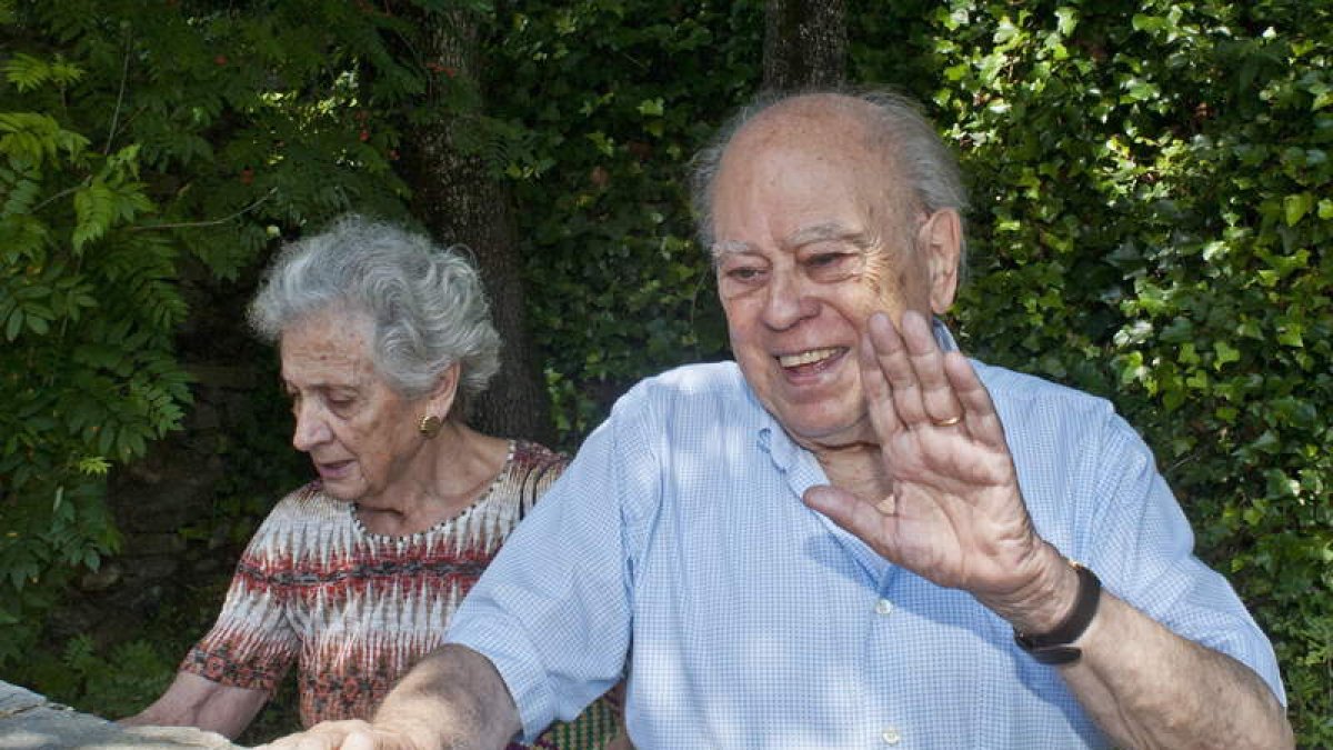 Jordi Pujol junto a su esposa, Marta Ferrusola.